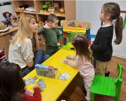 Логопед и психолог Дарина Герганова: Късното проговаряне често е свързано със стоенето на детето пред екрана